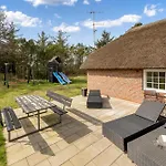 14-person Pool House With Plenty Of Activity Options - 1031 בית נופש