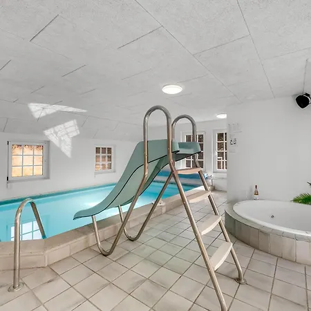 14-person Pool House With Plenty Of Activity Options - 1031